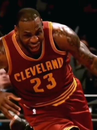 老詹這恐怖的大體格，完美詮釋什么叫“人型坦克”！