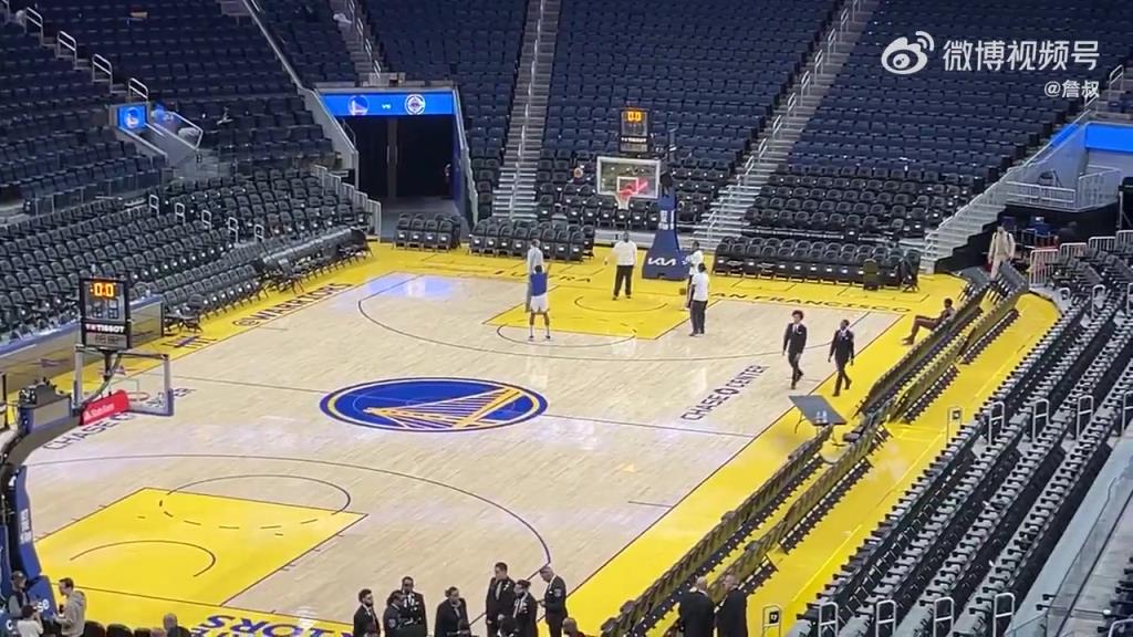 今天沒有得到出場機會！庫明加賽后還留在場地練習投籃