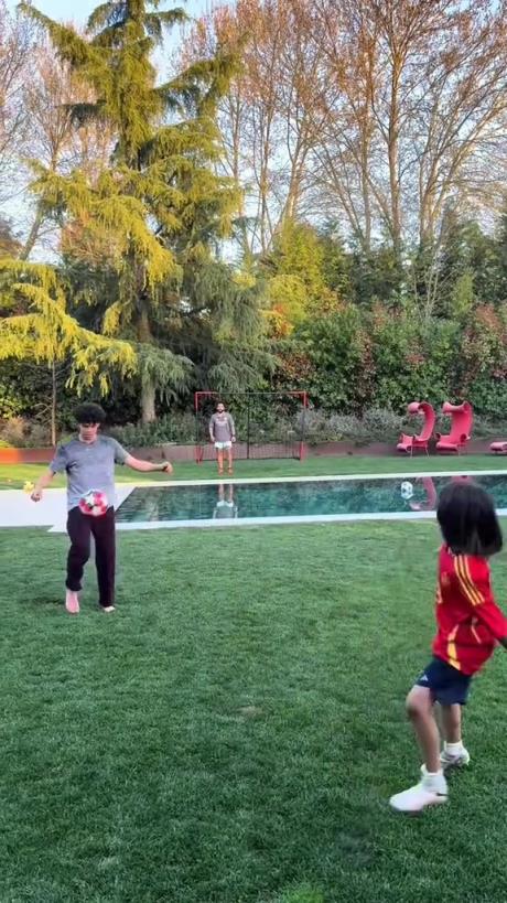 馬塞洛和兒子隔水相傳！大兒子腳法有點東西的！